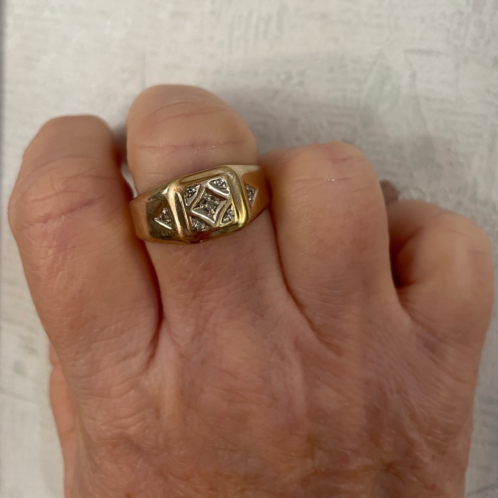 Men’s 10k gold  diamond ring size 9.5